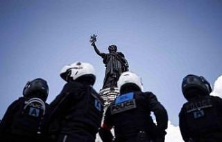 Fransa’da 5 polis bir protestocunun ölümü nedeniyle...