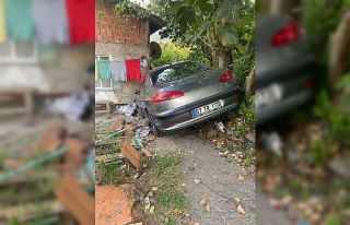 Fren yerine gaza bastı: 2 yaralı