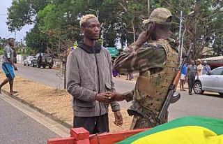 Gabon Devlet Başkanı Ondimba evinde alıkonuldu