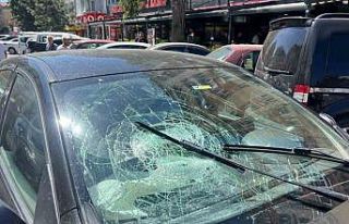 Gaz pedalı takılı kalan otomobil dehşet saçtı