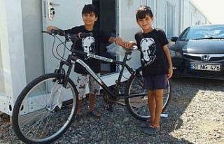 Gaziantep’te depremzede çocuklara bisiklet