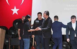 Gaziantep’te depremzede müzisyenlere enstrüman...