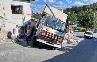 Gaziosmanpaşa’da freni patlayan kamyon bir evin...