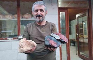 Geceleri fırında ekmek yapıyor, gündüzleri doğada...