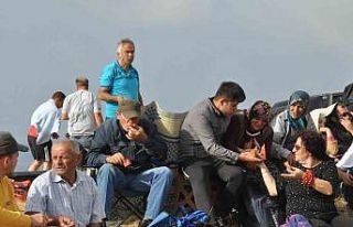 Geleneksel bayrama ulaşabilmek için traktörlere...