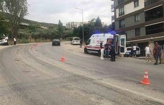 Gemlik’te mazot dökülen yolda 3 araç kazaya karıştı