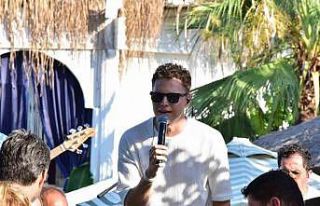 Genç popçu, hem eğlendi hem de eğlendirdi