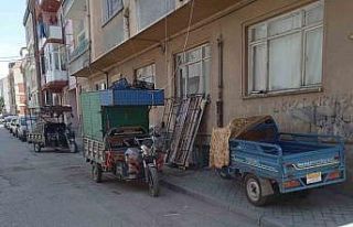 Geri dönüşüm işçilerinin motosikletleri kaldırımdaki...