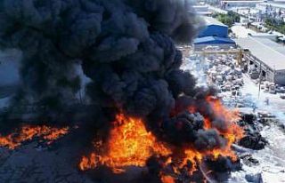 Geri dönüşüm tesisindeki alevler dron ile görüntülendi