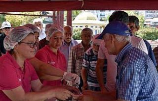 Germencik Belediyesi vatandaşlara aşure ikramında...
