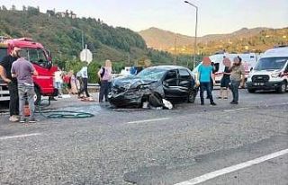 Giresun’da minibüs ile otomobil kafa kafaya çarpıştı:...