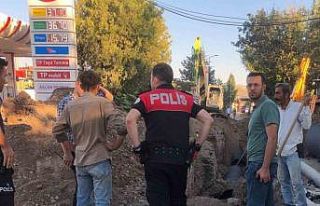 Göçük altında kalan iki işçi yaralandı