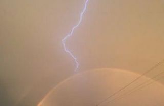 Gökkuşağına yıldırım çarptı, o anlar kayıt...