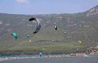 Gökova Körfezi’ni kitesurfçüler renklendiriyor