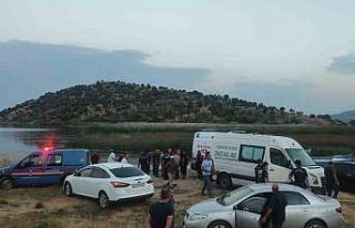Gölde batan teknedeki 2 kişi kurtuldu, 1 kişinin...