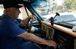 Gören fotoğraf çektirmek istiyor, o ise satılığa...