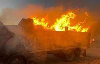 Gürpınar’da ot yüklü kamyon alev alev yandı