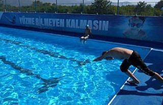 Gürsu’da çocuklar yüzme öğreniyor