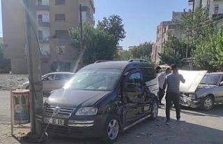 Hafi ticari araç ile otomobil çarpıştı: 1 yaralı