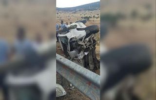 Hafif ticari araç elektrik direğine çarptı: 1...