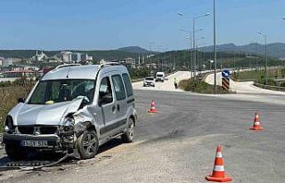 Hafif ticari araç ile minibüs çarpıştı: 3 yaralı