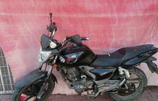 Hafif ticari araç ile motosiklet çarpıştı: 2...