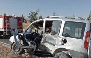Hafif ticari araç ile otomobil çarpıştı: 3 yaralı