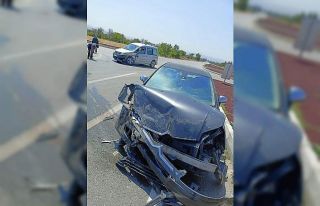 Hafif ticari araç ile otomobilin çarpıştığı...