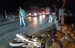 Hafif ticari araç motosikletle kafa kafaya çarpıştı:...