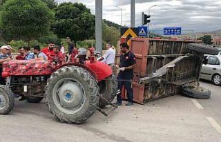 Hafif ticari araç traktöre çarptı: 2’si çocuk...
