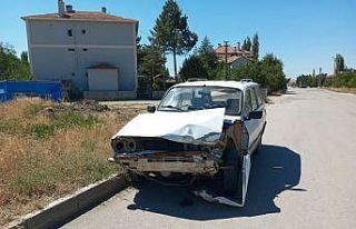 Hafif ticari araçla otomobil çarpıştı: 1’i...
