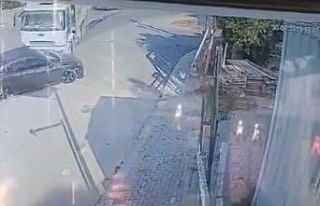 Hafriyat kamyonunun çarptığı otomobil böyle savruldu...