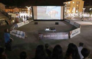 Hakkârililer dev ekranda çizgi film izledi