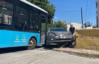 Halk otobüsü ile otomobil çarpıştı, 8 kişi...