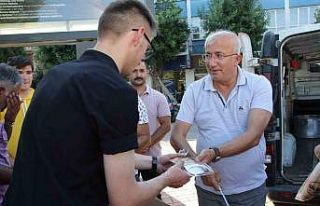 Halka aşure ikramı