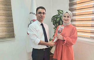 Hamur’da yeni öğretmenlere gül ve ikram