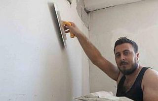 Hasarlı binaların onarılmaya başlandığı enkaz...