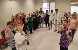 Hastaları için evinde çiçek yetiştirdi