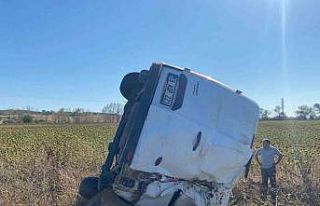 Hatalı sollama yapan minibüs takla attı: 1 yaralı