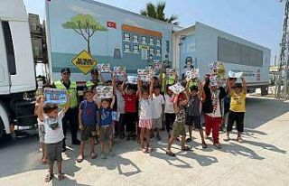 Hatay’da depremzede çocuklar jandarmanın gezici...