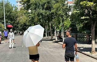 Hava sıcaklıkları düşerken güneşe karşı şemsiye...