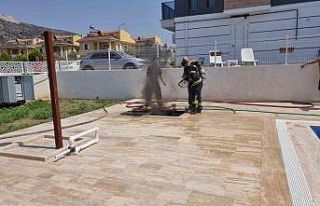 Havuzdaki yangın site sakinlerini korkuttu