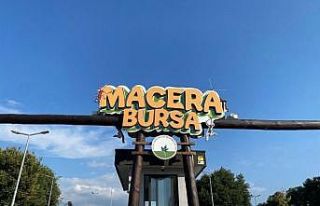 Hayallerindeki kahramanları gören çocuklar parka...