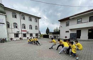 Her gün farklı etkinlik düzenliyor, çocuklar camiye...