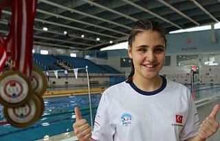 Hissederek yüzmeyi öğrenen görme engelli Cemre,...