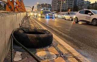 Hızını alamayan araç refüje çarptı: 3 yaralı