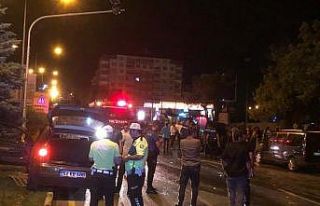 İki araç çarpıştı, biri alev topuna döndü