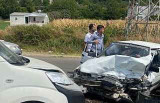 İki araç kafa kafaya çarpıştı: 2 yaralı