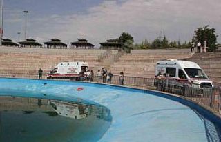 İki kardeş suni gölette boğulma tehlikesi geçirdi,...