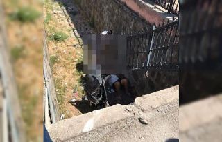 İki motosiklet çarpıştı, biri kanala düştü:...